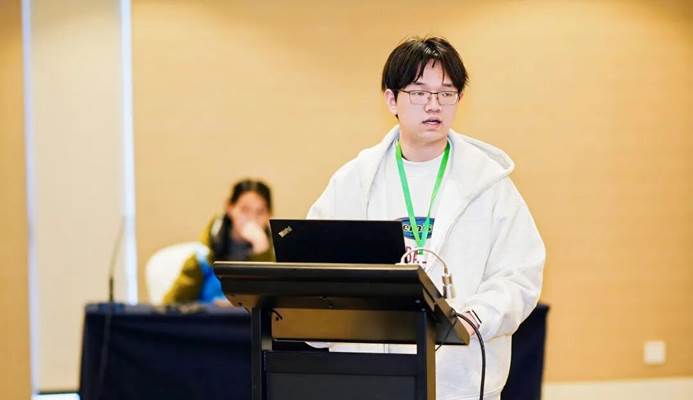 钢琴的人 AI 生成的内容可能不正确。