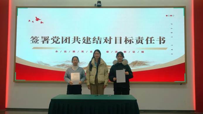 电脑屏幕前的人 AI 生成的内容可能不正确。